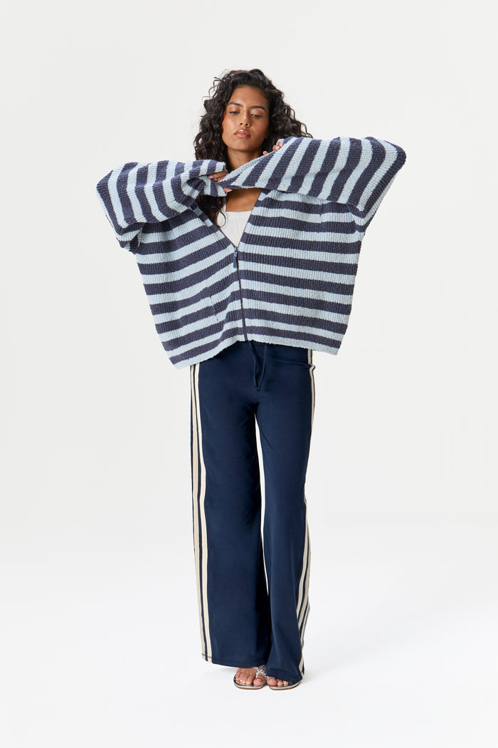 Model is 5'9" and wears a size S.