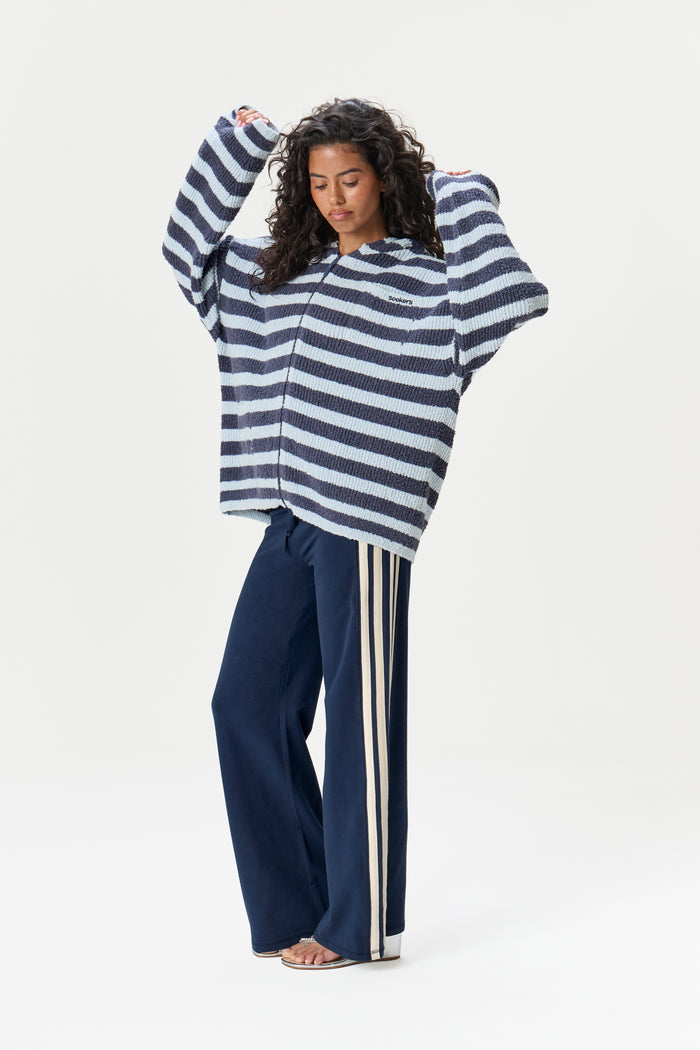 Model is 5'9" and wears a size S.