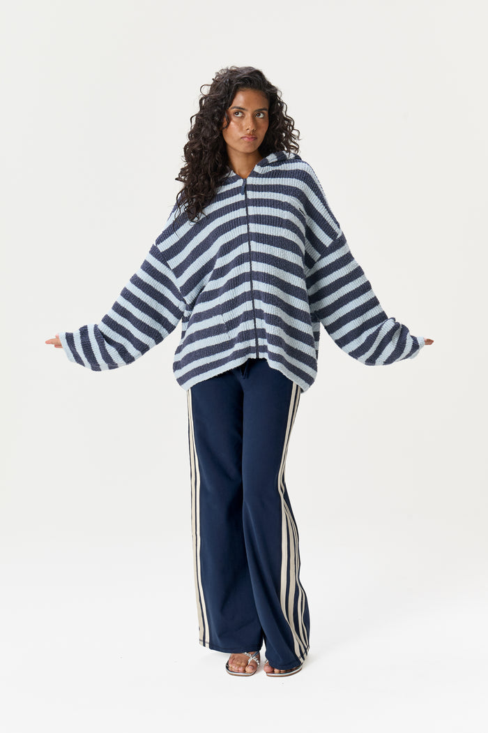Model is 5'9" and wears a size S.