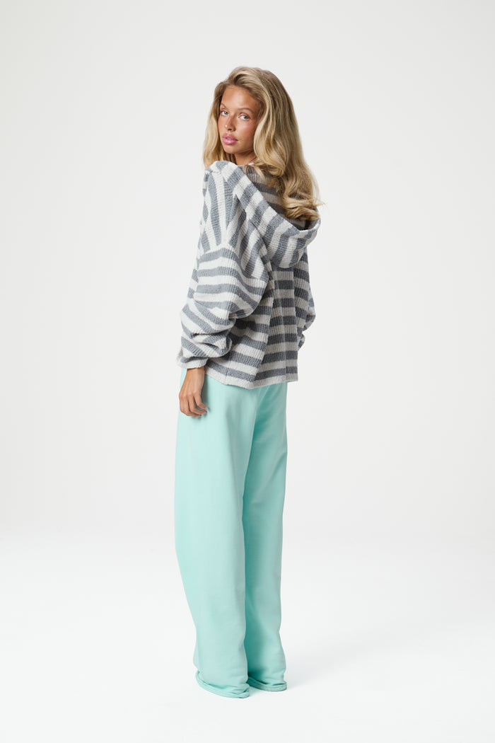 Model is 5'9" and wears a size S.