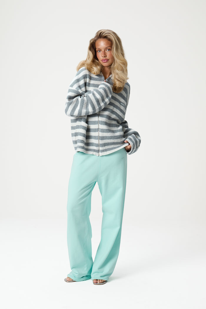 Model is 5'9" and wears a size S.