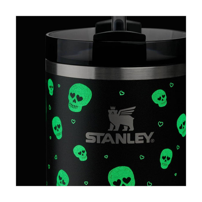 Acercamiento al diseño luminoso de calaveras y corazones del Stanley Sweetheart Skulls de 40 oz #tamaño_1183 ml / 40 oz
