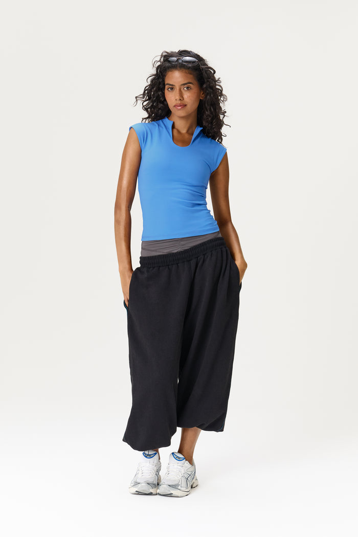 Model is 5'9" and wears a size S.