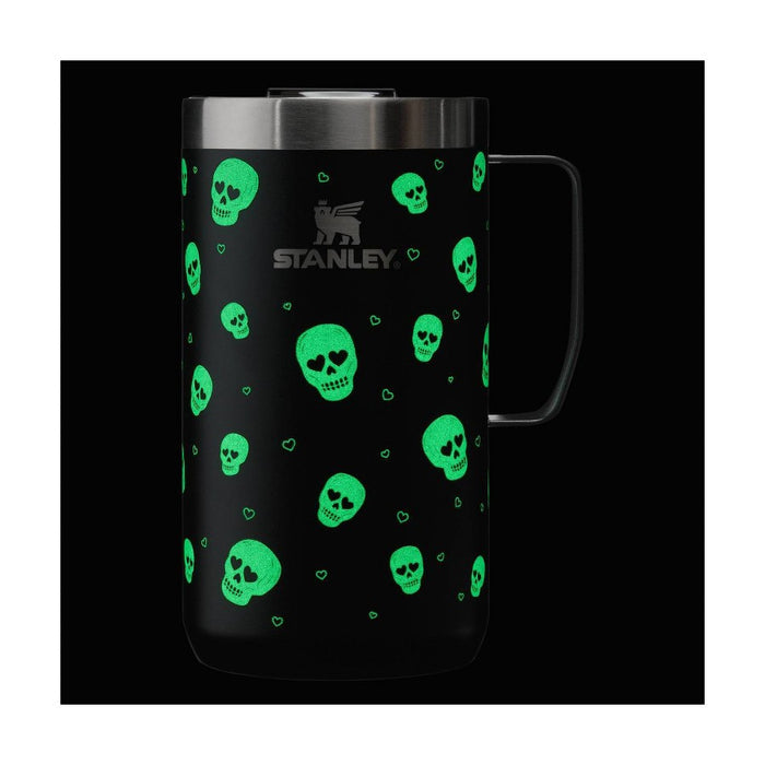 Vista adicional de la taza Stanley Sweetheart Skulls con detalles de Halloween #color_STA Sweetheart Skulls