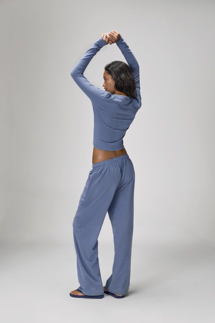 Model is 5'9" and wears a size S.