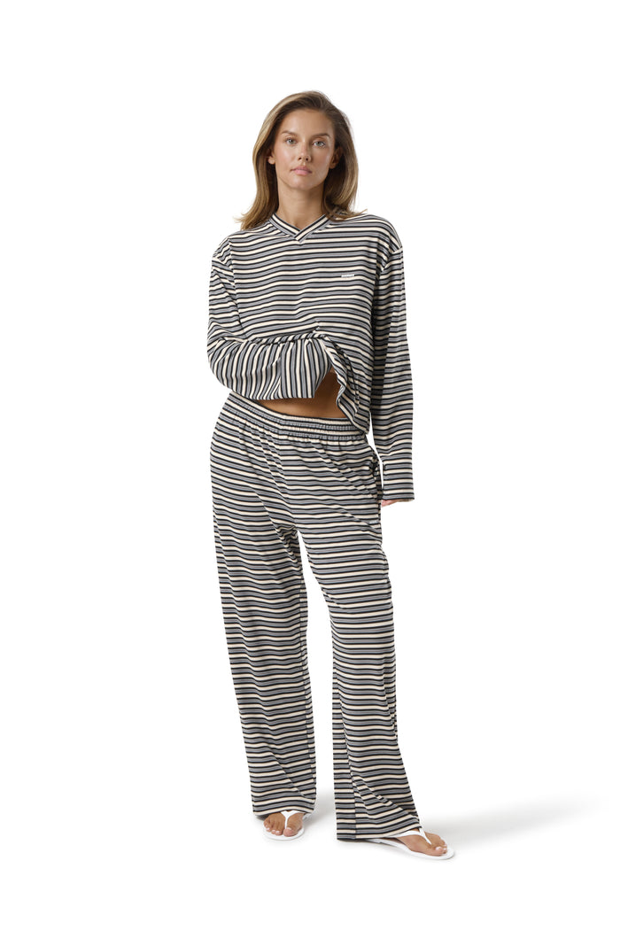 Model Nicola is 5'9" and wears a size S.
