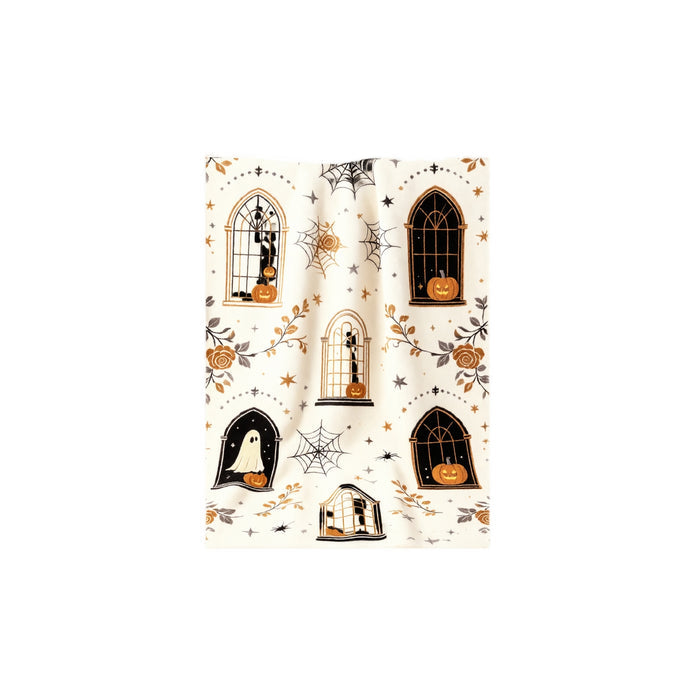 Manta de Halloween Willowtide con fantasmas, calabazas, gatos negros y ventanas sobre fondo crema